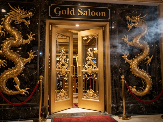 Gold Saloon VIP Eingang bei Dragonia Casino mit goldener Verzierung und exklusivem Ambiente